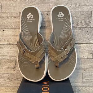 Clarks Cloudsteppers Women’s Khaki Flip-Flops